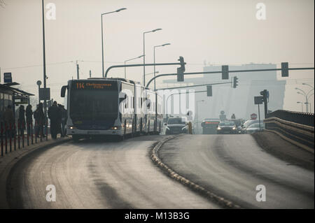 Krakau, Polen. 26 Jan, 2018. Elektrosmog ist bei einem Stau in Krakau gesehen. Heute ist die PM10-Ebene ist 136? g/m3. Credit: Omar Marques/SOPA/ZUMA Draht/Alamy leben Nachrichten Stockfoto