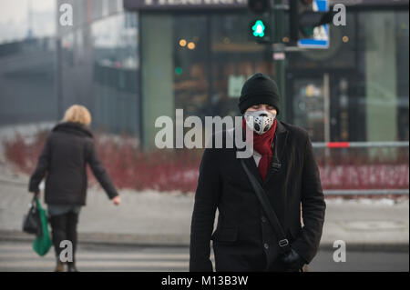 Krakau, Polen. 26 Jan, 2018. Die Menschen benutzen anti Elektrosmog Masken in Krakau. Heute ist die PM10-Ebene ist 136? g/m3. Credit: Omar Marques/SOPA/ZUMA Draht/Alamy leben Nachrichten Stockfoto