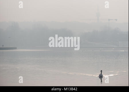 Krakau, Polen. 26 Jan, 2018. Smog über Weichsel in Krakau gesehen. Heute ist die PM10-Ebene ist 136? g/m3. Credit: Omar Marques/SOPA/ZUMA Draht/Alamy leben Nachrichten Stockfoto