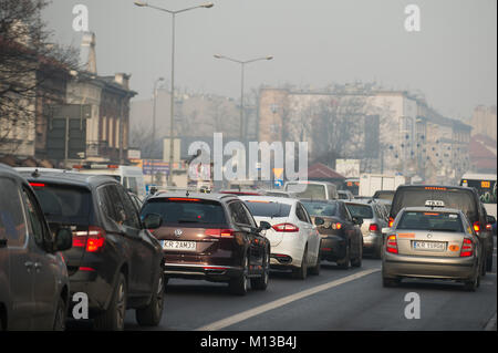 Krakau, Polen. 26 Jan, 2018. Elektrosmog ist bei einem Stau in Krakau gesehen. Heute ist die PM10-Ebene ist 136? g/m3. Credit: Omar Marques/SOPA/ZUMA Draht/Alamy leben Nachrichten Stockfoto