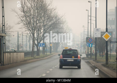 Krakau, Polen. 26 Jan, 2018. Elektrosmog ist auf den Straßen von Krakau gesehen. Heute ist die PM10-Ebene ist 136? g/m3. Credit: Omar Marques/SOPA/ZUMA Draht/Alamy leben Nachrichten Stockfoto