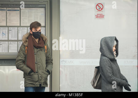 Krakau, Polen. 26 Jan, 2018. Die Menschen benutzen anti Elektrosmog Masken in Krakau. Heute ist die PM10-Ebene ist 136? g/m3. Credit: Omar Marques/SOPA/ZUMA Draht/Alamy leben Nachrichten Stockfoto