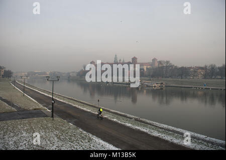 Krakau, Polen. 26 Jan, 2018. Smog deckt Schloss Wawel in Krakau. Heute ist die PM10-Ebene ist 136? g/m3. Credit: Omar Marques/SOPA/ZUMA Draht/Alamy leben Nachrichten Stockfoto