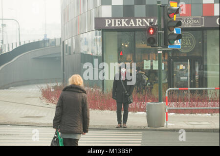 Krakau, Polen. 26 Jan, 2018. Die Menschen benutzen anti Elektrosmog Masken in Krakau. Heute ist die PM10-Ebene ist 136? g/m3. Credit: Omar Marques/SOPA/ZUMA Draht/Alamy leben Nachrichten Stockfoto