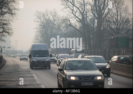 Krakau, Polen. 26 Jan, 2018. Smog über Wohngebiete in Krakau gesehen. Heute ist die PM10-Ebene ist 136? g/m3. Credit: Omar Marques/SOPA/ZUMA Draht/Alamy leben Nachrichten Stockfoto