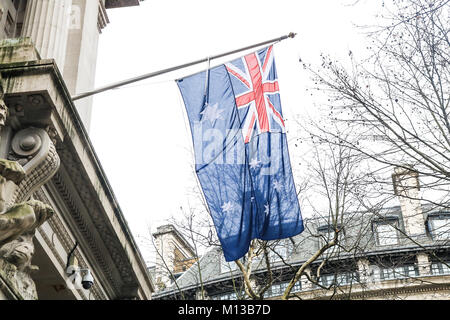 London, Großbritannien. 26. Januar 2018. Flaggen hängen außerhalb des Australischen hohe Kommission in London auf Australien Tag der offiziellen nationalen Tag von Australien, der jährlich am 26. Januar gefeiert wird, Kennzeichnung der Jahrestag der 1788 Ankunft der Ersten Flotte der britischen Schiffe in Port Jackson, New South Wales Credit: Amer ghazzal/Alamy leben Nachrichten Stockfoto