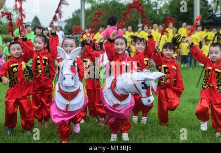 (180126) - Peking, Jan. 26, 2018 (Xinhua) - chinesische Minister für Bildung Chen Baosheng am Dienstag versprochen, die Ausgaben der öffentlichen Hand und Unterstützung für vorschulische Bildung zu erhöhen. Das Ministerium wird ein Standard für die öffentlichen Ausgaben auf staatliche Kindergärten und Subventionen für private Kindergärten für jedes Kind. Und werden Maßnahmen erlassen werden Gehälter und Nutzen für die Vorschule Lehrer zu garantieren und ihre beruflichen Qualifikationen zu erhöhen. Datei Foto am 12.08.30, 2017 zeigt, dass Kinder der Development Zone Zentrale Kindergarten Traditionelle Laternen Tanz an der Bucht von Sanhe lernen Wir Stockfoto