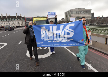 Westminster, London, Großbritannien. 26. Januar 2018. Demonstranten, überqueren Sie die Westminster Bridge anspruchsvolle Finanzierung für die NHS. Quelle: Matthew Chattle/Alamy leben Nachrichten Stockfoto