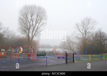 Billericay, Essex, Großbritannien. 26. Januar, 2018. UK Wetter: ein sehr nebligen Start in den Tag in Billericay, Essex - ein Blick auf den Wiesen Credit: Ben Rektor/Alamy leben Nachrichten Stockfoto