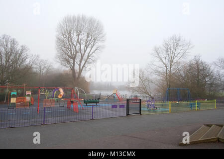 Billericay, Essex, Großbritannien. 26. Januar, 2018. UK Wetter: ein sehr nebligen Start in den Tag in Billericay, Essex - ein Blick auf den Wiesen Credit: Ben Rektor/Alamy leben Nachrichten Stockfoto