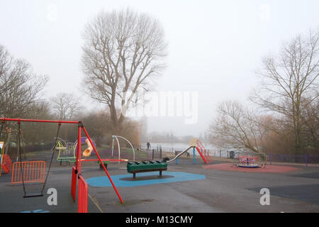 Billericay, Essex, Großbritannien. 26. Januar, 2018. UK Wetter: ein sehr nebligen Start in den Tag in Billericay, Essex - ein Blick auf den Wiesen Credit: Ben Rektor/Alamy leben Nachrichten Stockfoto