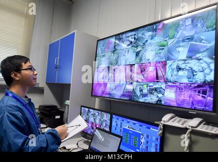 (180126) - Peking, Jan. 26, 2018 (Xinhua) - ein Wissenschaftler überwacht das Experiment an der Beihang Universität in Peking, Jan. 26, 2018. Zwei männliche und zwei weibliche Studenten aus beihang University, die zweite Gruppe von Freiwilligen, die in Yuegong-1, auch bekannt als Lunar Palace 1, die zweite Phase seines 365-Tag am Boden experiment Freitag, einen Weltrekord für den längsten Aufenthalt in einer eigenständigen "Kabine". Die erste Gruppe von Freiwilligen, die zuvor in der Kabine für 60 Tage hier und hatte, wieder die Kabine der zweiten Gruppe zu ersetzen eingegeben, beginnt die dritte und letzte Phase, die las Stockfoto