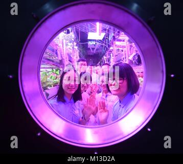 (180126) - Peking, Jan. 26, 2018 (Xinhua) - die Freiwilligen der ersten und der zweiten Gruppe Wave in der Kabine an der Beihang Universität in Peking, Jan. 26, 2018. Zwei männliche und zwei weibliche Studenten aus beihang University, die zweite Gruppe von Freiwilligen, die in Yuegong-1, auch bekannt als Lunar Palace 1, die zweite Phase seines 365-Tag am Boden experiment Freitag, einen Weltrekord für den längsten Aufenthalt in einer eigenständigen "Kabine". Die erste Gruppe von Freiwilligen, die zuvor in der Kabine für 60 Tage hier und hatte, wieder die Kabine der zweiten Gruppe zu ersetzen eingegeben, beginnt die Thi Stockfoto