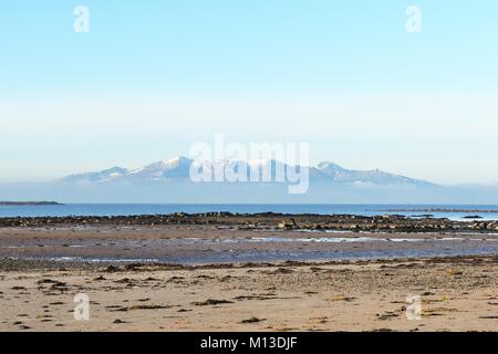 26. Januar, 2018. Ardrossan, North Ayrshire, Schottland, Großbritannien. Die schneebedeckten Gipfel der Arran aus Nebel über den Firth of Clyde auf einem sonnigen, aber kalten Wintern Tag Quelle: Douglas Carr/Alamy leben Nachrichten Stockfoto