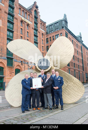 Hamburg, Deutschland. 26 Jan, 2018. Die US Air Force Soldaten des 920Th Rescue Flügel der Patrick Air Force Base in Florida, Kommandant Kurt Matthews (L), Senior Master Sergeant George Taylor Junior (2-L), Chief Master Sergeant Randolph Brunnen (C), Technical Sergeant Patrick Englishby (2-R) und Master Sergeant Joel Corbett (R) stehen mit der gerettete Karl-Heinz Meer (3-R) und sein Sohn mit gleichem Namen (3-L), die von einer Schiffsschraube vor dem Maritime Museum in Hamburg, Deutschland, 26. Januar 2018. Quelle: dpa Picture alliance/Alamy leben Nachrichten Stockfoto