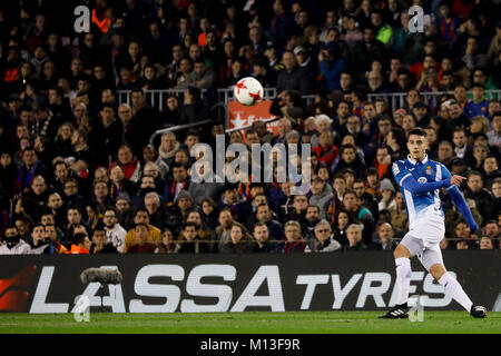 Camp Nou, Barcelona, Spanien. 25. Januar, 2018. Mario Hermoso kicken den Ball im Viertelfinale der Copa de S.M. del Rey 17/18 auf das Match zwischen dem FC Barcelona und RCD Espanyol im Camp Nou, Barcelona, Spanien. Credit: G. Loinaz/Alamy leben Nachrichten Stockfoto