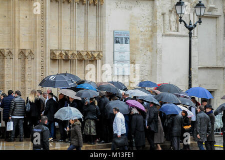 Lyon, Frankreich, 26. Jan. 2018: Menschen kommen an der Kathedrale Saint-Jean, in Lyon (Zentral-ost-Frankreich), Paul Bocuse Beerdigungen zu besuchen. Credit: Serge Mouraret/Alamy leben Nachrichten Stockfoto