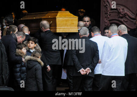 Lyon, Frankreich, 26. Jan. 2018: Paul Bocuse Sarg kommt an Kathedrale Saint-Jean in Mittel-ost-Lyon (Frankreich). Credit: Serge Mouraret/Alamy leben Nachrichten Stockfoto