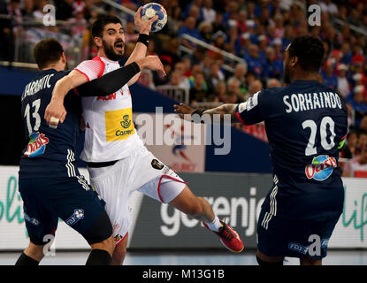 Zagreb, Kroatien. 26 Jan, 2018. Frankreichs Nikola Karabatic (L) und Cedric Sorhaindo (R) in Aktion gegen Spaniens Eduardo Gurbindo während der Europäischen Männer Handball Championship Match zwischen Frankreich und Spanien in Zagreb, Kroatien, 26. Januar 2018. Credit: Monika Skolimowska/dpa-Zentralbild/dpa/Alamy leben Nachrichten Stockfoto