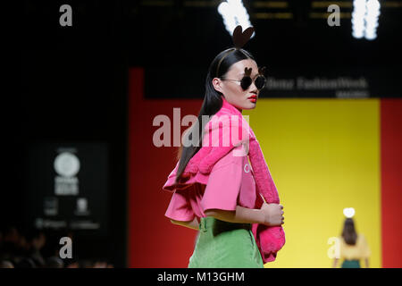 Madrid, Spanien. 26 Jan, 2018. Das Modell trägt bei Abholung Landebahn eine Kreation von Agatha Ruiz de la Prada während der Pasarela Cibeles - Mercedes-Benz Fashion Week in Madrid 2018, in Madrid, am Freitag, den 26. Januar, 2018. Stockfoto