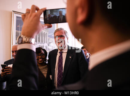 Januar 26, 2018 - Washington, District of Columbia, United States - ehemaliger Gouverneur von Florida, Jeb Bush spricht am American Enterprise Institute in Washington, D.C. Freitag. Bush, ein ehemaliges GOP Präsidentenkämpfer, schlug Präsident Trump, sagt, dass seine angebliche â € oeshithole Länder € Bemerkung war â € € oeracistâ und Warnung, dass Trump könnte doom Republikaner bei den Zwischenwahlen 2018. (Bild: © Miguel Juarez Lugo über ZUMA Draht) Stockfoto