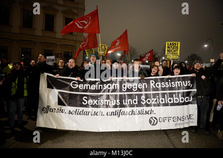 Wien, Österreich. 26. Januar 2018. Der Ball am Freitag zieht mehr Aufmerksamkeit auf sich als je zuvor. Vor dem Hintergrund der Beteiligung der Regierung der FPÖ haben mehrere Organisationen Demonstrationen gegen die Veranstaltung in der Hofburg gefordert. Banner mit der Inschrift "gemeinsam gegen Rassismus". Kredit: Franz Perc/Alamy Live News Stockfoto