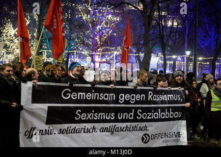 Wien, Österreich. 26. Januar 2018. Der Ball am Freitag zieht mehr Aufmerksamkeit auf sich als je zuvor. Vor dem Hintergrund der Beteiligung der Regierung der FPÖ haben mehrere Organisationen Demonstrationen gegen die Veranstaltung in der Hofburg gefordert. Banner mit der Inschrift "gemeinsam gegen Rassismus". Kredit: Franz Perc/Alamy Live News Stockfoto