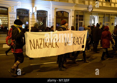 Wien, Österreich. 26. Januar 2018. Der Ball am Freitag zieht mehr Aufmerksamkeit auf sich als je zuvor. Vor dem Hintergrund der Beteiligung der Regierung der FPÖ haben mehrere Organisationen Demonstrationen gegen die Veranstaltung in der Hofburg gefordert. Kredit: Franz Perc/Alamy Live News Stockfoto