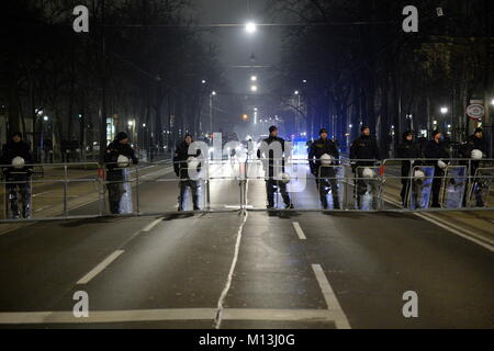 Wien, Österreich. 26. Januar 2018. Der Ball am Freitag zieht mehr Aufmerksamkeit auf sich als je zuvor. Vor dem Hintergrund der Beteiligung der Regierung der FPÖ haben mehrere Organisationen Demonstrationen gegen die Veranstaltung in der Hofburg gefordert. Kredit: Franz Perc/Alamy Live News Stockfoto