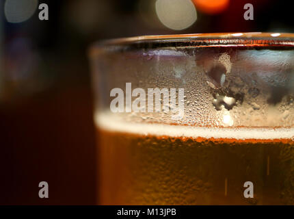 Geschlossen, um die Kondensation auf dem Glas kühlen helles Bier mit selektiven Fokus, verschwommenen Hintergrund Stockfoto