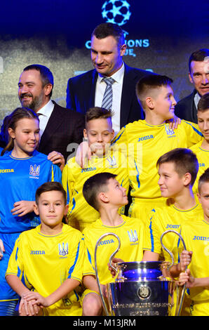 Zeremonie der Präsentation des Logos und Tassen das Finale der UEFA Champions League. 12. Dezember 2017. Kiew, Ukraine Stockfoto