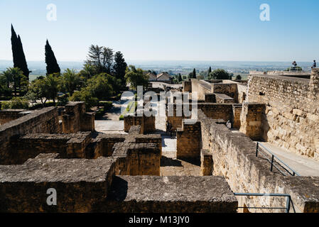 Cordoba, Spanien - 11 April, 2017: mit Blick auf die Ruinen von archäologischen Eingestellt von Madinat al-Zahra auch als Medina Azahara Stockfoto