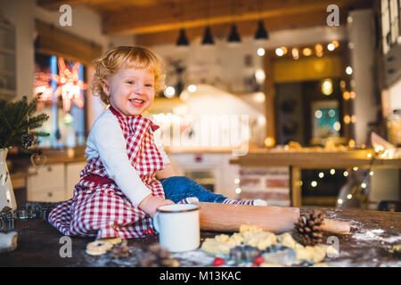 Toddler Boy, Gingerbread cookies zu Hause. Stockfoto