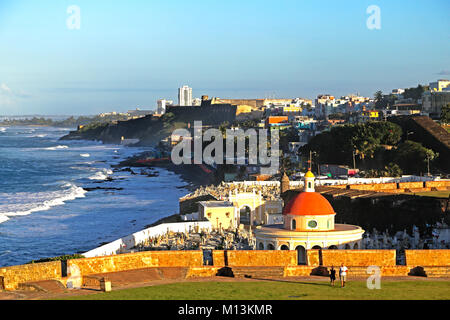 Patio del Morro Castle, bhinde ist cementerio Santa Maria Magdalena de Pazzi und La Perla in der Altstadt von San Juan. San Juan, Puerto Rico. Stockfoto