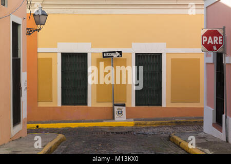Schmale ome Einbahnstraßen fahren Sie durch helle farbige Spanischen Kolonialen Gebäude in der Altstadt von San Juan, San Juan, Puerto Rico. Stockfoto
