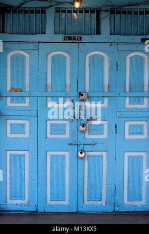 Blaue Holztüren mit Vorhängeschlössern abgeschlossen, Indien Stockfoto