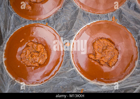 Goldbraune Farbe heiß gekocht Datum Palm Tree Melasse an Iswardi, Bangladesch. Stockfoto