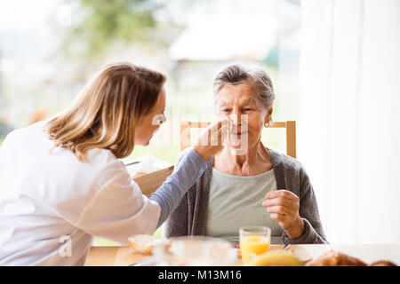 Gesundheit Besucher und eine ältere Frau im Hause besuchen. Stockfoto