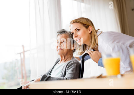 Gesundheit Besucher und eine ältere Frau im Hause besuchen. Stockfoto