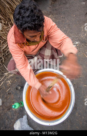 Goldbraune Farbe heiß gekocht Datum Palm Tree Melasse ist das Mischen bei Iswardi, Bangladesch. Stockfoto