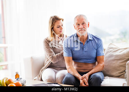 Gesundheit Besucher und ein älterer Mann im Hause besuchen. Stockfoto