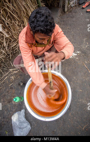 Goldbraune Farbe heiß gekocht Datum Palm Tree Melasse ist das Mischen bei Iswardi, Bangladesch. Stockfoto