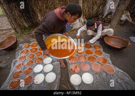 Heißes Date Palm Tree Saft wird in den Behälter an Iswardi, Bangladesch gegossen. Stockfoto