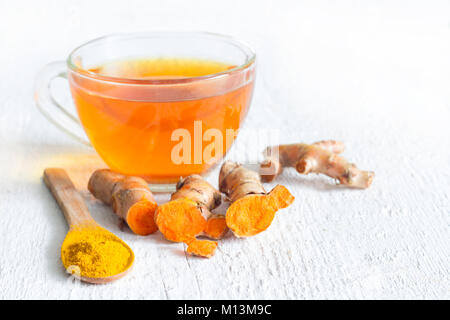 Rohe Wurzeln von kurkuma und Tee auf weißen Planken detox Konzept Stockfoto