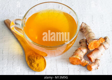 Rohe Wurzeln von kurkuma und Tee auf weißen Planken detox Konzept Stockfoto