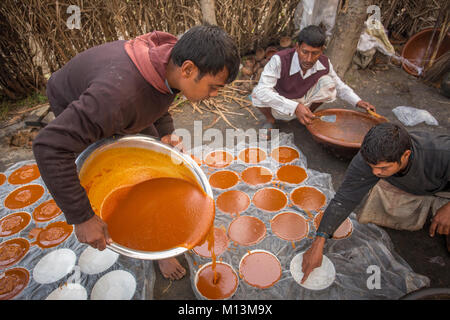 Heißes Date Palm Tree Saft wird in den Behälter an Iswardi, Bangladesch gegossen. Stockfoto