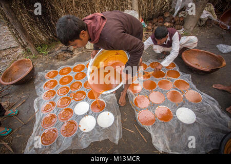 Heißes Date Palm Tree Saft wird in den Behälter an Iswardi, Bangladesch gegossen. Stockfoto