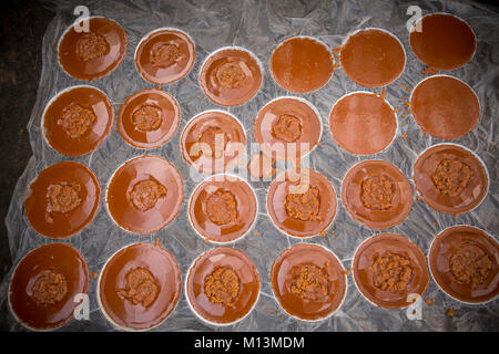 Goldbraune Farbe heiß gekocht Datum Palm Tree Melasse an Iswardi, Bangladesch. Stockfoto