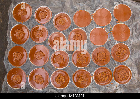 Goldbraune Farbe heiß gekocht Datum Palm Tree Melasse an Iswardi, Bangladesch. Stockfoto