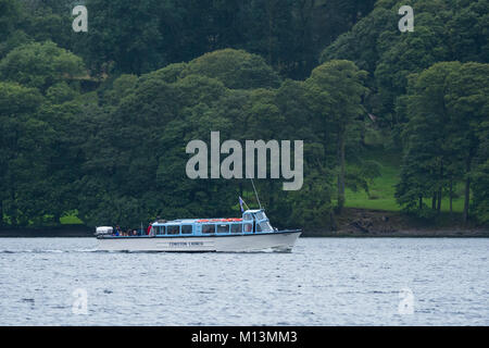 Die Passagiere an Bord von Coniston Start Boot, Fähre oder See Kreuzfahrt Reise auf Coniston Water - Lake District, Cumbria, England, UK. Stockfoto